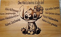 Das Bild zeigt ein personalisiertes Holzbrett mit einer Lasergravur 4D, die den Disney-Charakter Stitch sowie einen humorvollen Personalisierten Text darstellt.