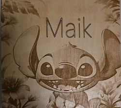 Dem abgebildeten Gegenstand handelt es sich um eine Personalisierte Holzgravur, die den Charakter Stitch aus dem Disney-Film „Lilo & Stitch“ darstellt.
