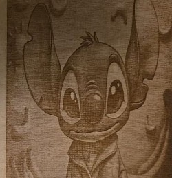 Das Bild zeigt eine Lithophanie von Stitch aus dem Disney-Film 