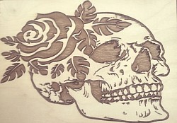 Es handelt sich um ein handgefertigtes Kunstwerk, bei dem das Motiv durch kontrolliertes Einbrennen in das Holz erzeugt wurde.