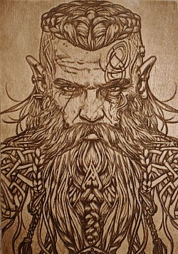 Der Wikinger trägt einen verzierten Helm mit Hörnern und hat einen langen, geflochtenen Bart.